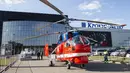 Sebuah helikopter Ka-32 terlihat di pameran industri helikopter internasional HeliRussia 2020 di Moskow, Rusia (16/9/2020). Pameran tersebut berlangsung di Moskow dari 15 hingga 17 September. (Xinhua/Alexander Zemlianichenko Jr)