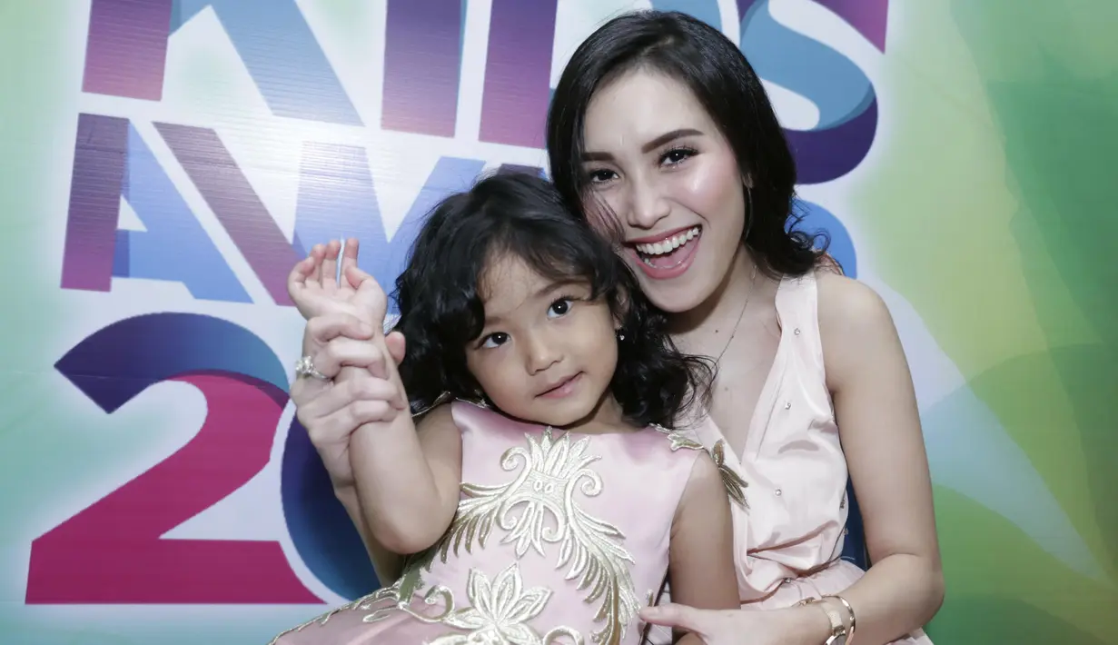 Ayu dan Bilqis saat hadir di acara Mom and Kids Award (Kapanlagi.com/Agus)
