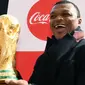 Mantan bek Prancis, Marcel Desailly berpose dengan trofi Piala Dunia dengan latar menara Eiffel selama FIFA World Cup Trophy Tour di Paris (20/3). Piala Dunia 2018 diselenggarakan 14 Juni dan 15 Juli 2018 di Rusia. (AFP Photo/Franck Fife)