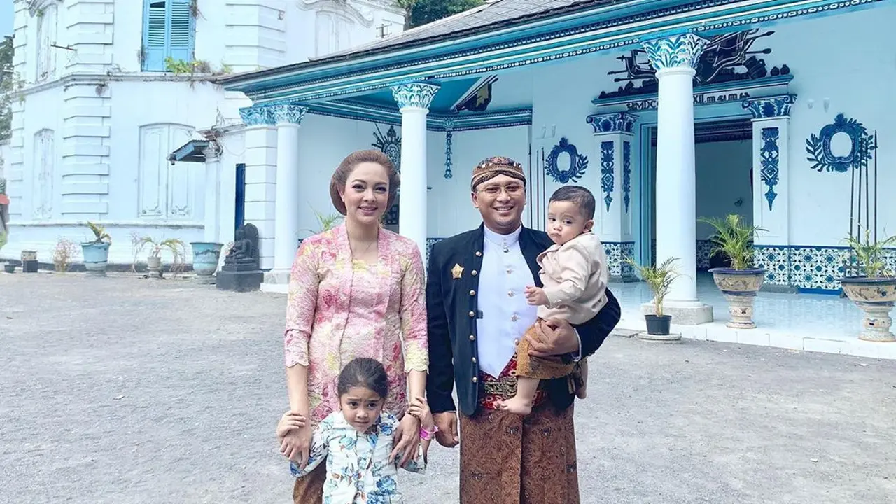 Keturunan Keraton Solo, Ini 5 Potret Suami Dokter Reisa Broto Asmoro