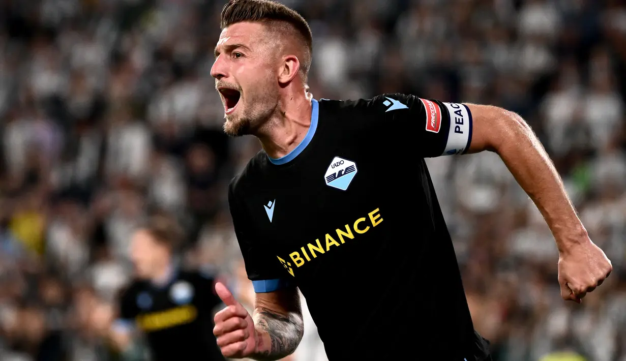 Gelandang Lazio Sergej Milinkovic-Savic berselebrasi usai mencetak gol ke gawang Juventus pada pertandingan lanjutan Liga Serie A Italia di “Stadion Allianz” di Turin, Selasa (17/5/2022). Juventus bermain imbang atas Lazio 2-2. (AFP/MARCO BERTORELLO)