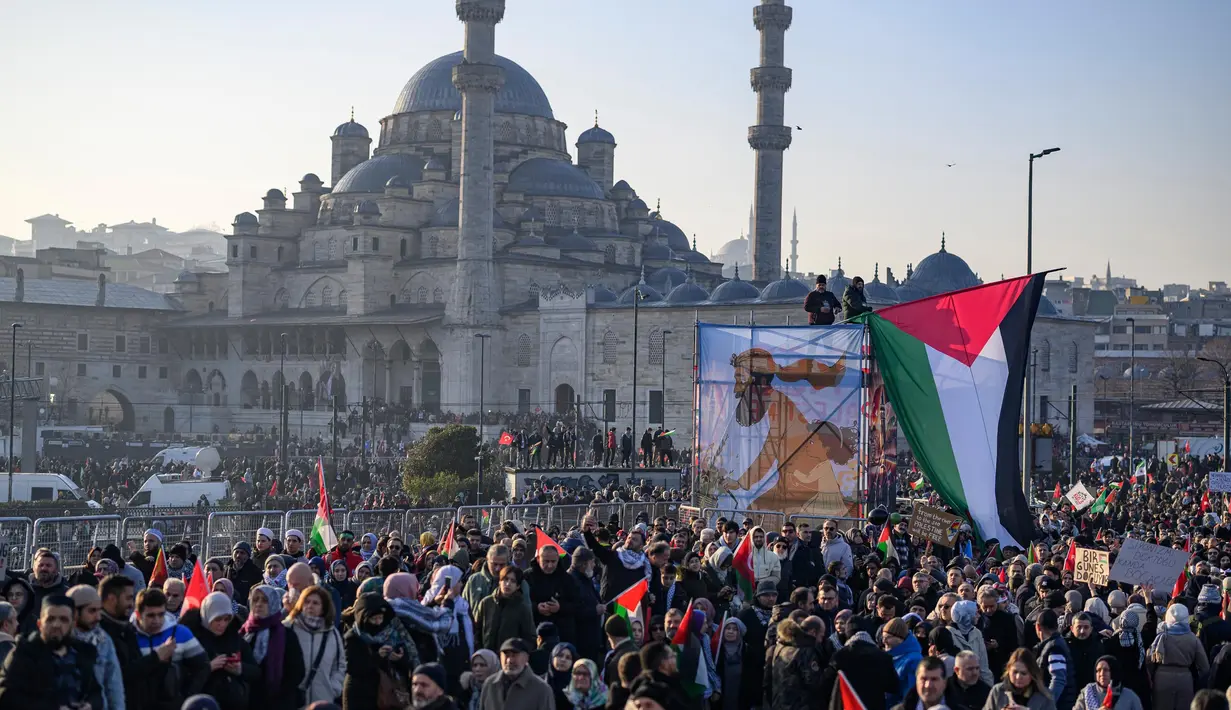 Sebagian besar infrastruktur di hancur sehingga tidak bisa ditinggali. Militer Israel juga memberlakukan blokade ketat sehingga menyebabkan sekitar 2,3 juta penduduk wilayah Gaza berada dihantui sejumlah krisis, dari pangan hingga kesehatan. (Yasin AKGUL/AFP)
