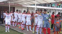 Persis Solo (putih) bersiap menghadapi Persiba Bantul di Stadion Sultan Agung Bantul, Minggu (7/5/2017). Kedua tim bermain 1-1. (Liputan6.com/Switzy Sabandar)