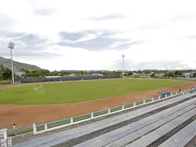 Suasana lapangan sepak bola Barnabas Youwe, Sentani, Jayapura, Papua, Minggu (1/5/2016). (Bola.com/Nicklas Hanoatubun)