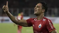 Striker Persija Jakarta, Addison Alves, melakukan protes karena golnya ke gawang Arema FC dianulir pada laga Liga 1 di SUGBK, Jakarta, Sabtu (31/3/2018). Persija menang 3-1 atas Arema FC. (Bola.com/Vitalis Yogi Trisna)