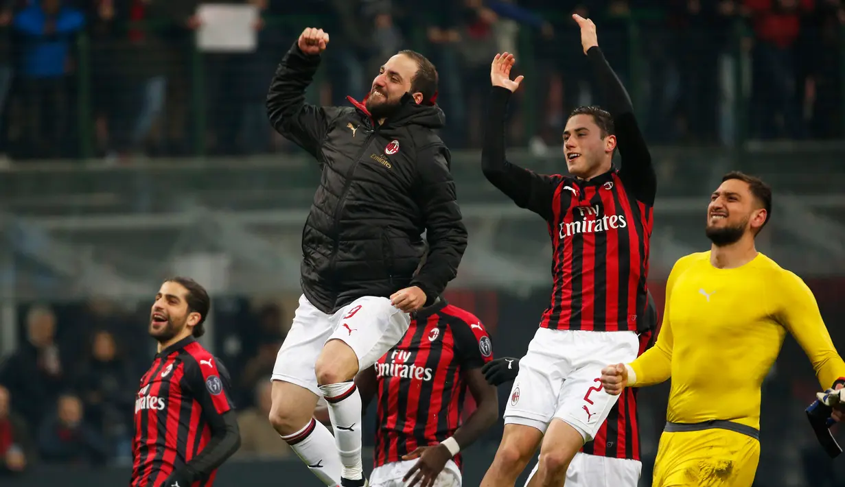 Striker AC Milan, Gonzalo Higuain berselebrasi bersama rekan-rekannya usai pertandingan melawan SPAL pada lanjutan Liga Serie A Italia di stadion San Siro (29/12). Milan menang tipis atas SPAL 2-1. (AP Photo/Antonio Calanni)