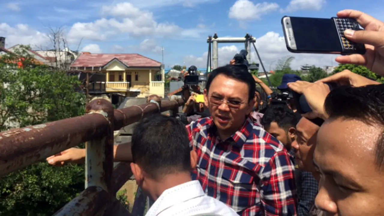 Ahok saat blusukan ke Jalan Jembatan II, Kramat Jati, Jakarta Timur