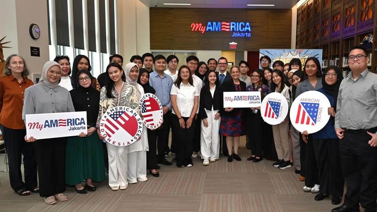 Peserta AYDA 2025 Berfoto Bersama Dubes AS Kamala Shirin Lakhdhir di MyAmerica Jakarta (Foto oleh: U.S. Embassy Jakarta/Budi Sudarmo)