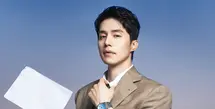 Lee Dong Wook tampil memukau mengenakan jam tangan mewah Tissot PRX Extension dengan konsep foto office look. Misalnya saja ia mengenakan jam Tissot strap stainless dengan dial warna baby blue dipadukan jas coklat senada dengan celana dan dasinya. [dok. Tissot]