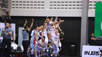 Ekspresi kegembiraan pemain Stapac Jakarta, Kaleb Ramot Gemilang, setelah timnya menang atas Satria Muda Pertamina Jakarta di GOR Sritex Arena, Solo, Sabtu (12/1/2019). (Media IBL)