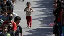 Seorang anak mengantre di antara barisan korban gempa lainnya untuk mendapatkan makanan di lokasi pengungsian, di Kathmandu, Nepal, Senin (4/5/2015).Gempa berkekuatan 7,8 yang meluluhlantakkan Nepal pada 25 April 2015 lalu. (REUTERS/Adnan Abidi)