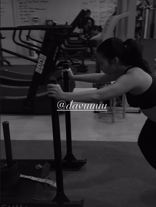 Tak hanya salah fokus dengan parasnya yang tetap cantik meski tanpa makeup, netizen juga dibuat salah fokus dengan penampilan Nikita Willy yang tetap langsing. Penampilan Nikita Willy tidak berubah dari sebelum dan setelah hamil 4 bulan. Lantaran awet muda, tak heran jika ada yang mengira bahwa lawan main Rezky Aditya di sinetron lawas Putri yang Ditukar ini bak ABG. (Liputan6.com/IG/@nikitawillyofficial94)