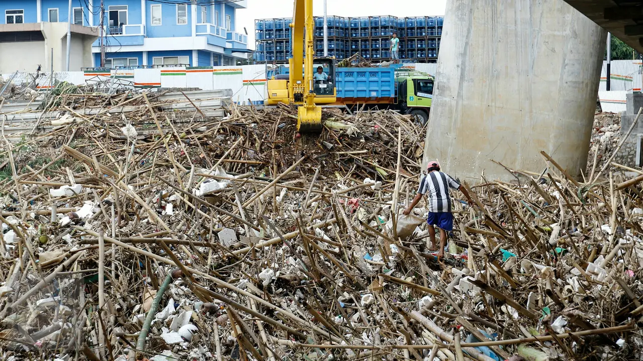 20151116-Pasca Kiriman Air Dari Bogor, Sungai Ciliwung Penuh Sampah