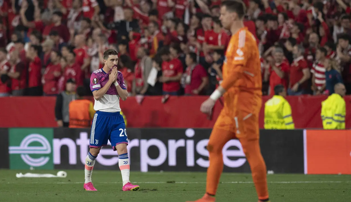 Ekspresi pemain Juventus setelah dikalahkan Sevilla dalam pertandingan leg kedua semifinal Liga Europa 2022/2023 di Estadio Ramos Sanchez Pizjuan, Jumat (19/05/2023) dini hari WIB. (AFP/Jorge Guerrero)