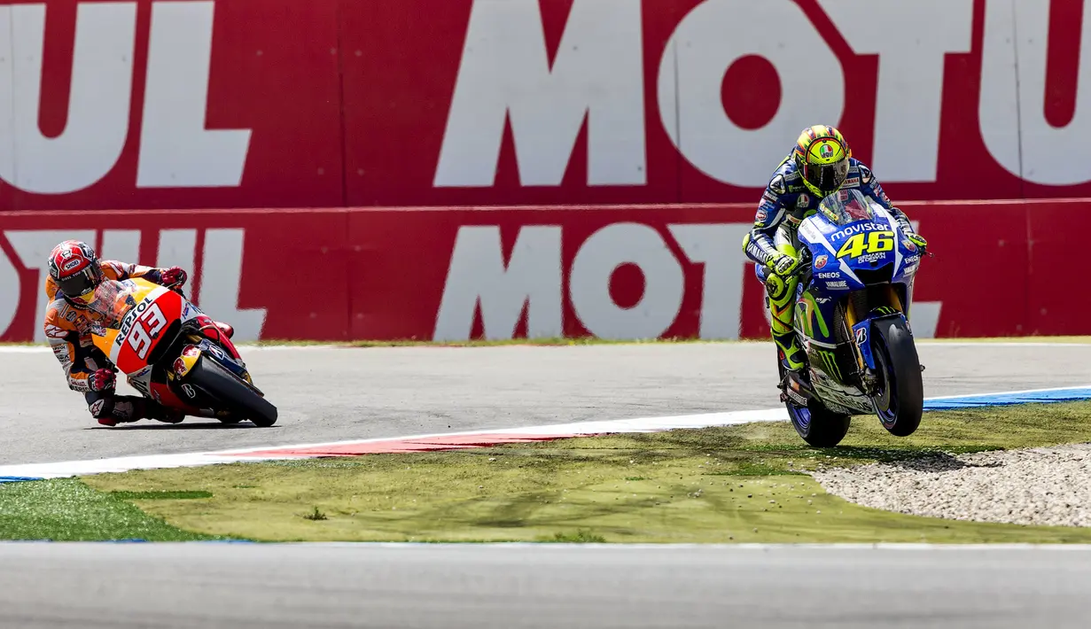 Insiden senggolan di lap terakhir dengan Marc Marquez sempat membuat Valentino Rossi keluar lintasan. (Reuters/MICHAEL KOOREN)