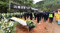 Anggota Dewan Negara China Wang Yong membungkuk hormat dalam acara peringatan yang digelar di lokasi jatuhnya pesawat China Eastern Airlines untuk mengenang kematian 132 orang dalam kecelakaan tersebut di wilayah Tengxian, Daerah Otonom Etnis Zhuang Guangxi, China selatan. (Xinhua/Huang Xiaobang)