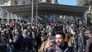 Gelombang pengungsian warga dari kawasan permukiman Sheikh Maqsoud dan Ashrafieh di Kota Aleppo, Suriah, terjadi sejak Rabu 7 Januari 2026. Tampak dalam foto, warga lingkungan Sheikh Maqsud dievakuasi dari zona berbahaya oleh anggota pasukan keamanan pemerintah Suriah, di Aleppo pada Sabtu 10 Januari 2026. (OMAR HAJ KADOUR/AFP)