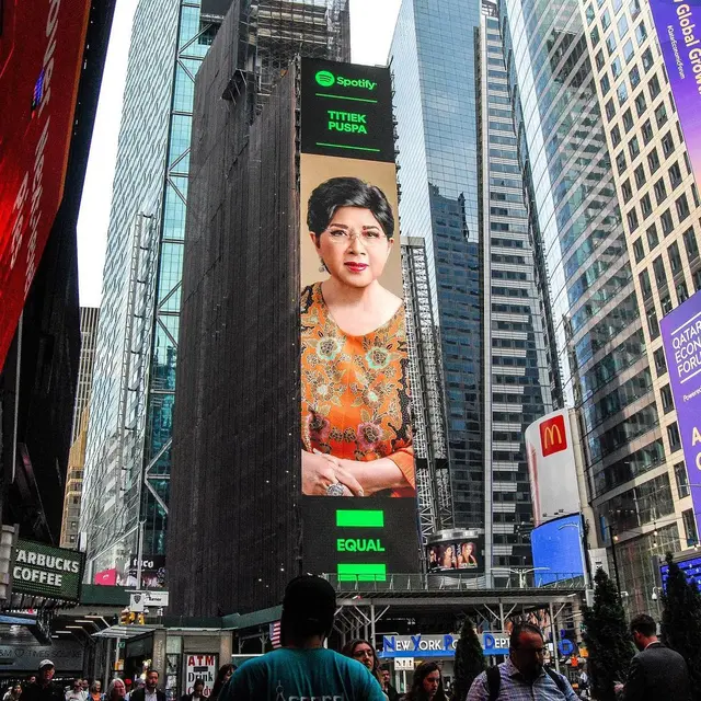 Wajah Titiek Puspa di Times Square New York City