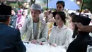 Di tempat yang sama, di Rumah Sarwono, Pasar Minggu, Rinni Wulandari dan Jevin Julian juga mengadakan resepsi pernikahan pada malam harinya.  (Deki Prayoga/Bintang.com)