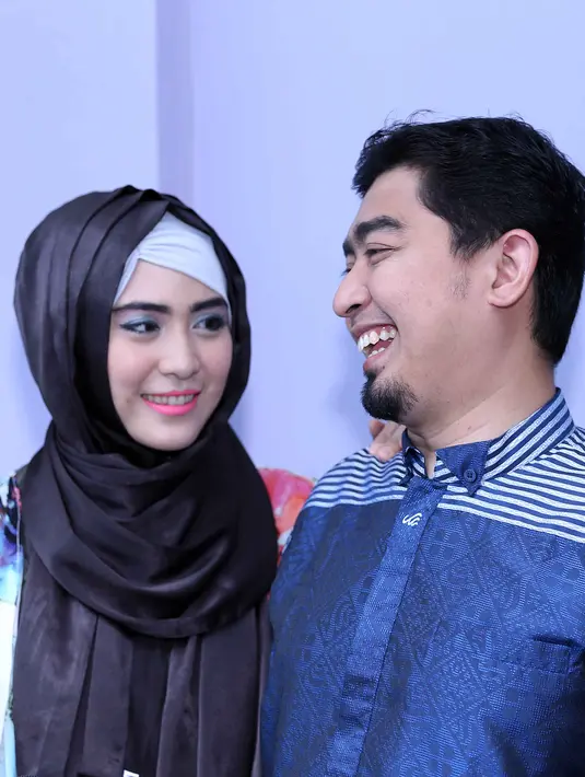 Demi khusuknya menjalankan ibadah umrah di tanah suci Mekkah, Solmed tidak membawa buah hatinya, Sultan. Dengan berdua ia merasa lebih khusuk lagi. (Nurwahyunan/Bintang.com)