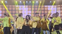 Ketua Umum Golkar Airlangga Hartarto memimpin langsung Konser Menjemput Kemenangan Bandung, Jawa Barat, Jumat (9/2/2024). (Liputan6.com/ Pramita Tristiawati)