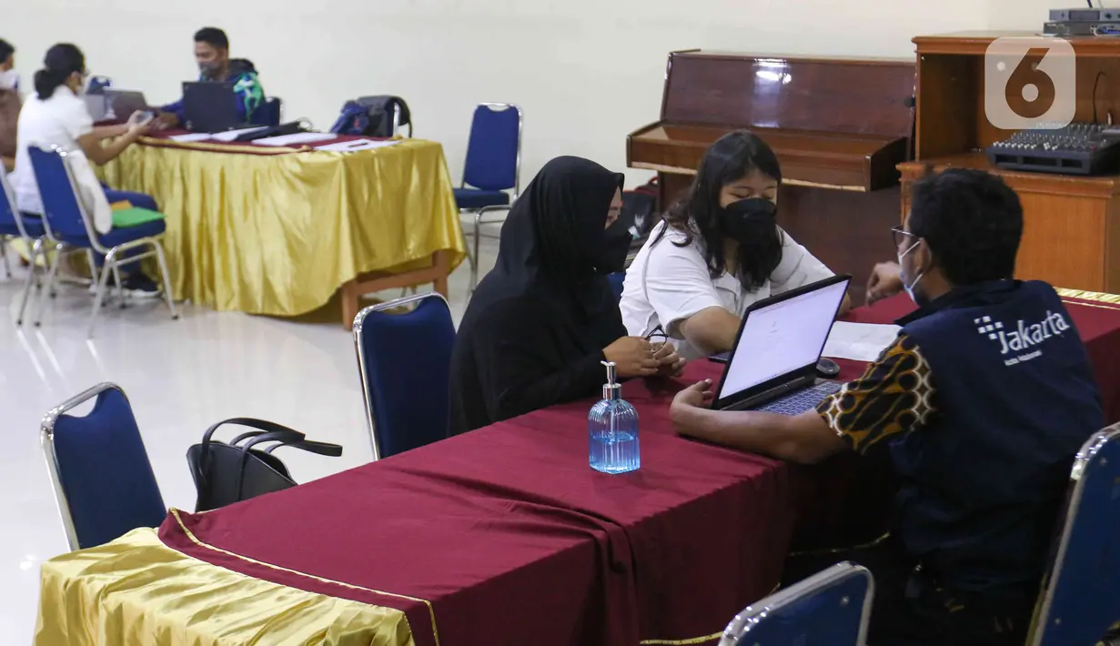 Siswa dan wali murid berkonsultasi dengan petugas pusat layanan informasi Penerimaan Peserta Didik Baru (PPDB) di di Posko Pelayanan PPDB 2022 di SMA Negeri 70, Jakarta, Kamis (19/5/2022). Pemprov DKI Jakarta telah membuka tahapan pra pendaftaran pada proses Penerimaan Peserta Didik Baru (PPDB) 2022 dari jenjang Sekolah Dasar (SD) hingga Sekolah Menengah Atas (SMA). (Liputan6.com/Herman Zakharia)
