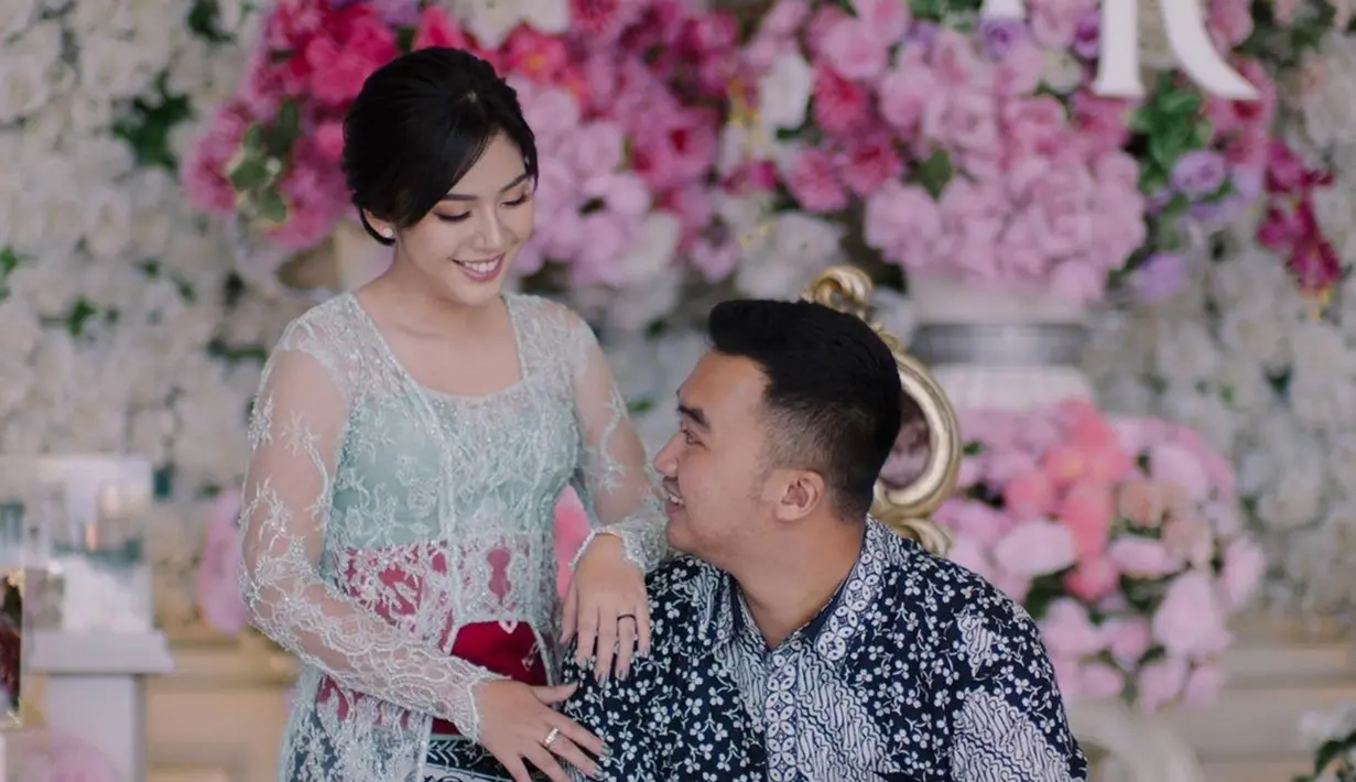 Momen lamaran Fay Nabila dengan Rama Restu berlangsung dengan khidmat dan sukacita. Fay tak bisa sembunyikan wajah bahagianya setelah bertunangan. Momen keduanya saling lempar senyum ini bikin baper. (Liputan6.com/IG/ramarstuu)