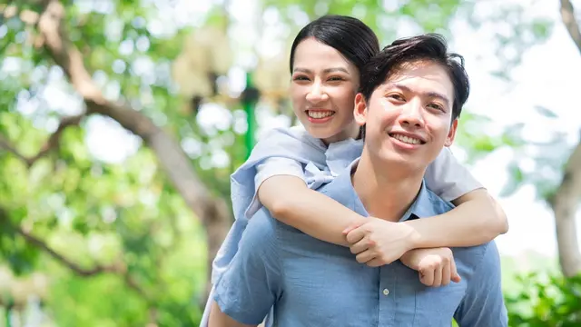 couple bahagia kencan romantis