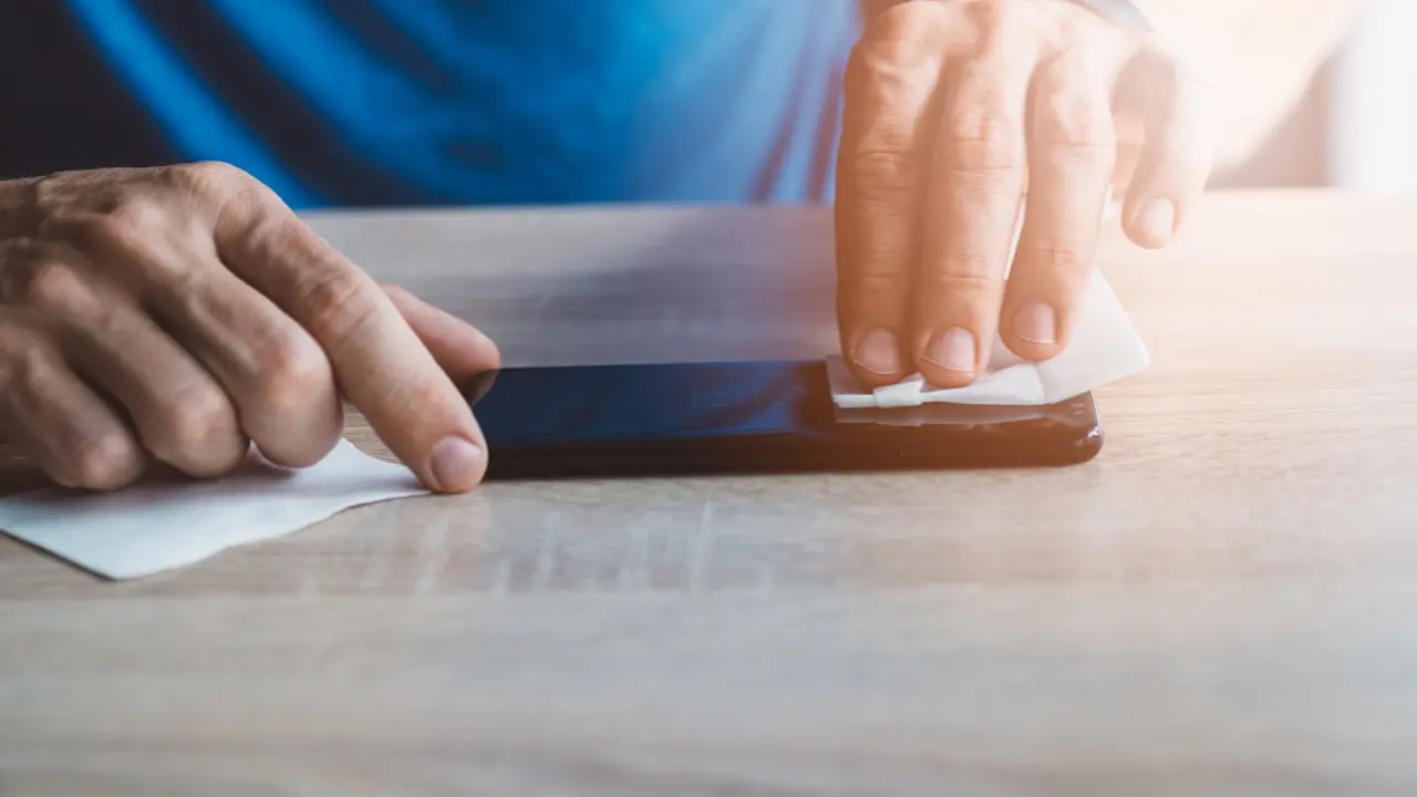 Kesalahan Saat Membersihkan Layar Handphone