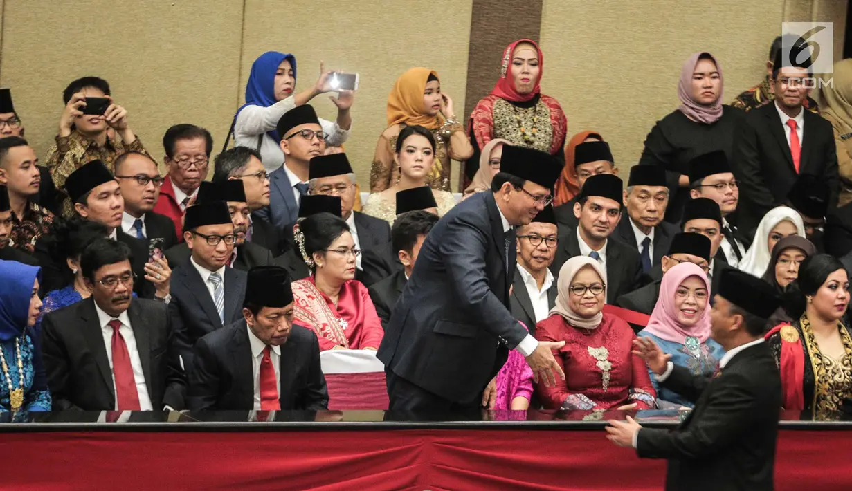 Mantan Gubernur DKI Jakarta, Basuki Tjahaja Purnama atau Ahok bersama Sutiyoso dan Djarot Saiful Hidayat menghadiri pengukuhan anggota DPRD DKI p2019-2024 di gedung DPRD DKI Jakarta, Senin (26/8/2019). Sebanyak 106 anggota DPRD DKI terpilih 2019-2024 dilantik hari ini. (Liputan6.com/Faizal Fanani)