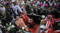 Di belakang Jokowi-JK, sebuah kereta kencana mengiringi dengan mengangkut Ibu Negara, Iriana Widodo, dan istri Wakil Presiden, Mufidah Kalla, Jakarta, (20/10/14). (Liputan6.com/Faizal Fanani) 