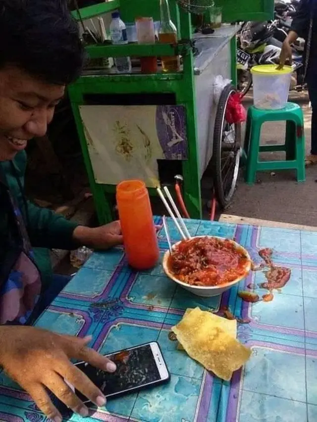 Apes Banget, 6 Momen Mengesalkan Pas Beli Makanan