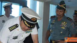 Citizen6, Surabaya: Dalam kunjungan tersebut turut serta Komandan Kapal Angkatan Laut China Plants Zheng he Captain Fan Kuiji dan Atase pertahanan (Athan) Ca Xu. (Pengirim: Penkobangdikal).