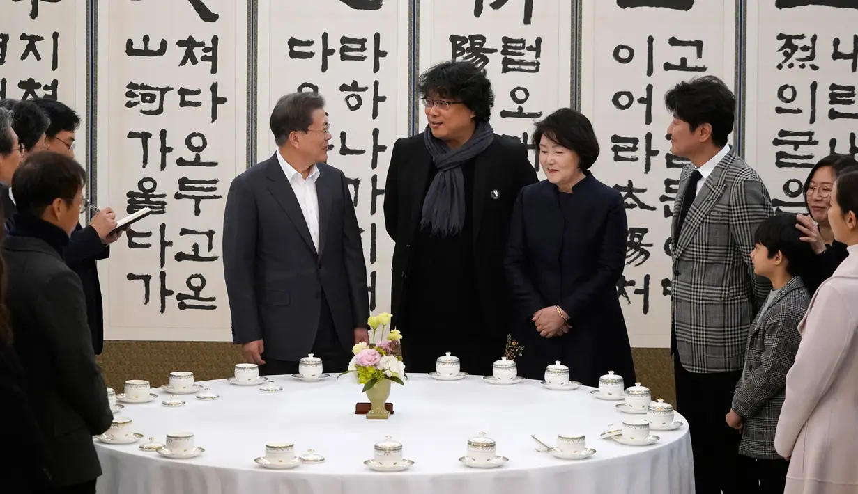 Presiden Korsel, Moon Jae-in dan Ibu Negara Kim Jung-sook bertemu sutradara Bong Joon Ho dan pemain film Parasite di Blue House, Seoul, Kamis (20/2/2020). Presiden Moon mengundang Sutradara Bong Joon Ho dan seluruh tim untuk merayakan kemenangan Parasite di Oscar 2020. (Kim Hong-Ji/Pool via AP)