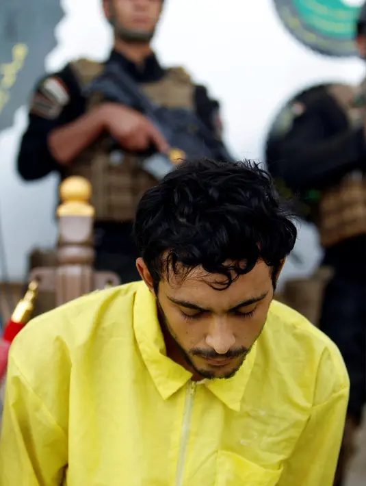 Seorang pria yang diduga sebagai militan ISIS saat dihadirkan dalam rilis media yang digelar militer Irak di Baghdad, (7/9). Militer Irak berhasil menangkap beberapa militan ISIS beserta senjata. (REUTERS/Khalid al Mousily)