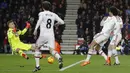 Kiper Bournemouth, Artur Boruc, berhasil menepis tendangan pemain MU, Marouane Fellaini, pada laga Liga Premier Inggris di Stadion Vitality, Inggris, Sabtu (12/12/2015). (AFP/Ian Kington)