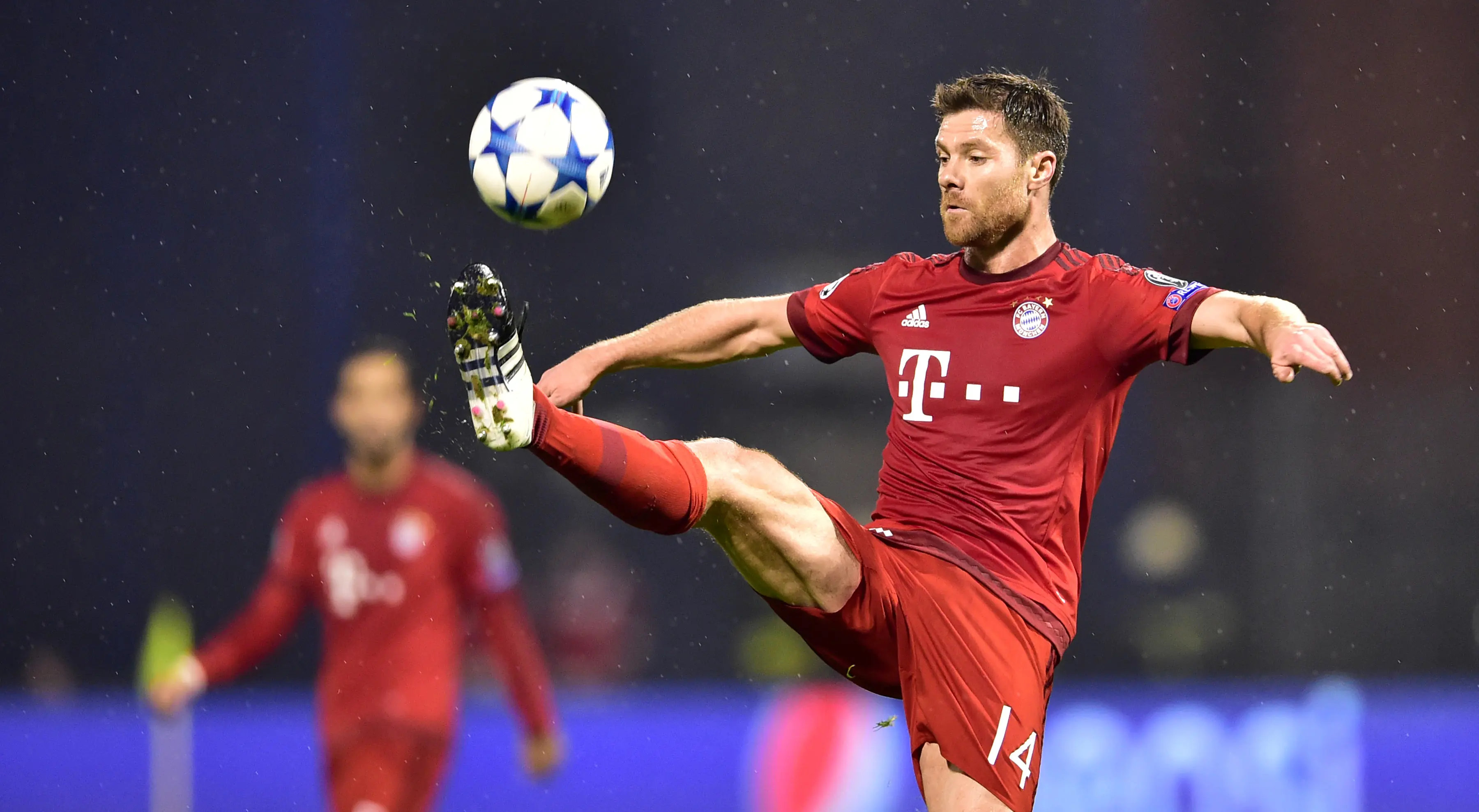 Xabi Alonso memutuskan untuk menghabiskan sisa kariernya di Bayern Munchen. (AFP/Andrej Isakovic)