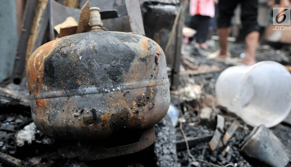 Sebuah tabung gas terlihat usai kebakaran di kawasan Krukut, Tamansari, Jakarta, Selasa (26/2). Sedikitnya 30 rumah di 4 RT hangus setelah api membakar kawasan padat penduduk tersebut pukul 9.50 WIB tadi. (Merdeka.com/Iqbal S Nugroho)