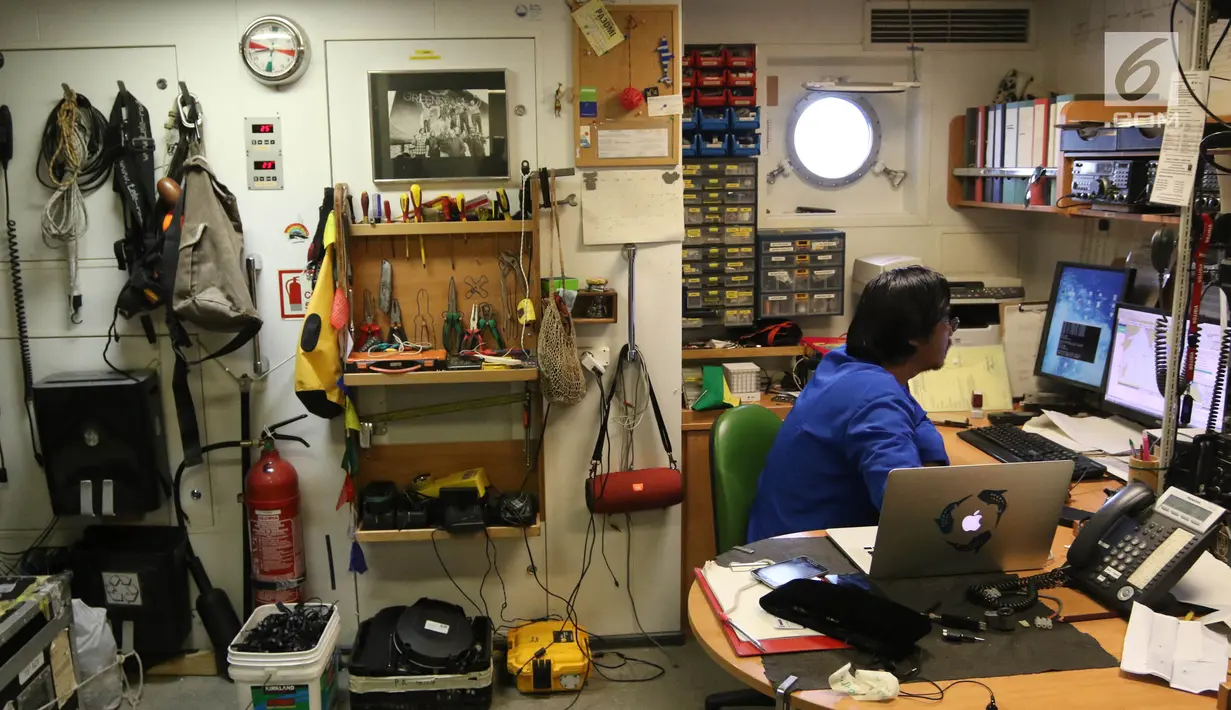 Ruang tekhnisi kapal Greenpeace Rainbow Warrior yang bersandar di Dermaga Terminal Penumpang Nusantara, Tanjung Priok, Jakarta, Senin (23/4). Pelayaran ini mengusung tema 'Jelajah Harmoni Nusantara'. (Liputan6.com/Arya Manggala)