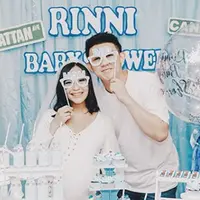 Saat ini, Rinni Wulandari sedang berbahagia. Pasalnya istri dari Jevin Julian ini mendapatkan kejutan dari sahabatnya berupa pesta kecil baby shower. (Foto: instagram.com/rinni_w)