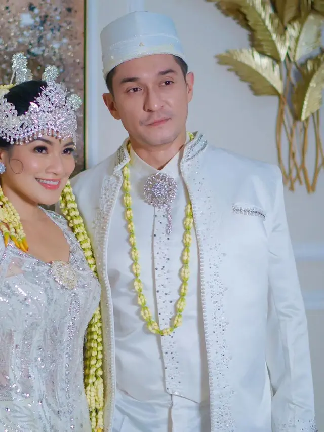 Potret Titi Kamal dan Miller Khan kenakan baju pengantin (Sumber: Instagram/@titi_kamall)