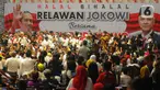 Bakal calon Presiden dari PDI Perjuangan Ganjar Pranowo menyapa pendukungnya saat menghadiri acara halal bihalal relawan Jokowi di Hall Basket, Gelora Bung Karno, Senayan, Jakarta, Sabtu (13/5/2023). Malam. (merdeka.com/Imam Buhori)