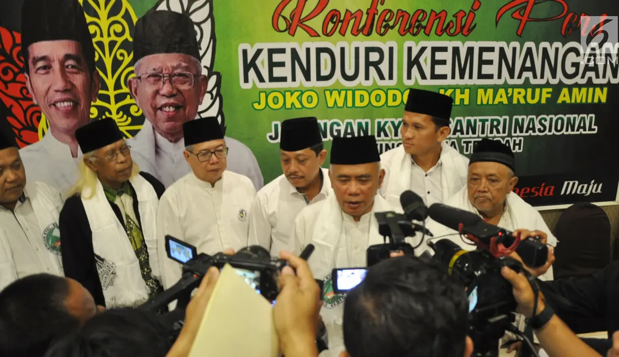 Sejumlah ulama memberikan keterangan kepada awak media seusai mengadakan konferensi pers dengan tajuk  "Kenduri Kemenangan Jokowi-KH Ma'ruf Amin" di Kota Semarang, Senin (22/4). Dalam acara ini para ulama akan berusaha menyatukan umat Islam seusai Pilpres 2019. (Liputan6.com/Gholib)