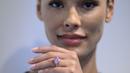 Seorang model mengenakan berlian merah muda cerah 10,57 karat, dengan perkiraan nilai lebih dari $35 juta dolar AS (lebih dari Rp 526 miliar), selama pratinjau pers di Sotheby's di New York City pada 27 Maret 2023. (Photo by ANGELA WEISS / AFP)