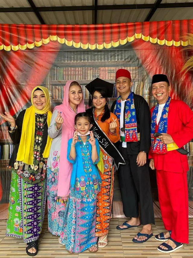 Syukuran Adik Ayu Ting Ting jadi sarjana dengan gaya Betawi (Foto: Instagram/@ayutingting92)