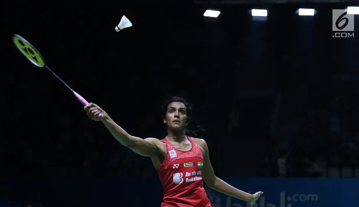 Tunggal putri India, V Sindhu Pusarla mengembalikan kok ke pebulu tangkis Thailand, Pornpawee Chochuwong pada 32 besar Indonesia Open 2018, Istora GBK, Jakarta, Rabu (4/7). V Sindhu Pusarla unggul 21-15, 19-21, 21-13. (Liputan6.com/Helmi Fithriansyah)