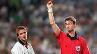 David Beckham dihukum kartu merah gara-gara terprovokasi permainan kasar Diego Simeone di Piala Dunia 1998. (gq.com)