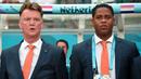 Pelatih kepala Timnas Belanda, Louis van Gaal (kiri) bersama asistennya Patrick Kluivert saat laga perempat final Piala Dunia 2014 melawan Kosta Rika di Fonte Nova Arena, Salvador, 5 Juli 2014. (AFP/Damien Meyer)