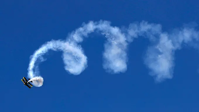 Aksi Akrobatik Udara di Great State of Maine Air Show