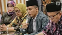 Wasekjen PPP M Arwani Thomaf menggelar konferensi pers penetapan status tersangka Ketum PPP Romahurmuziy di Jakarta, Sabtu (16/3). KPK menetapkan Romi sebagai tersangka suap pengisian jabatan di Kementerian Agama (Kemenag). (Liputan6.com/Faizal Fanani)